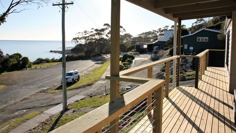 KINGFISHER COTTAGE Beachfront At The Binalong Bay - C Tourism 9