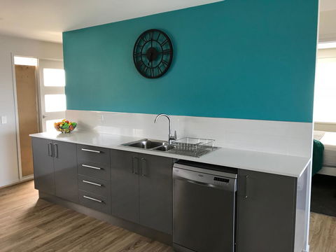 Self Contained Beach View Apartment - C Tourism 6