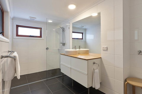 DOLPHIN LOOKOUT COTTAGE - Amazing Views Of The Bay Of Fires - C Tourism 2