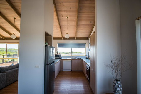 Sunsets On Martyrs Luxury Coastal Beach House Peterborough - C Tourism 4