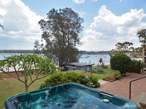 The House On The Lake @ Fishing Point, Lake Macquarie - Honestly Put The Line In And Catch Fish - C Tourism 1