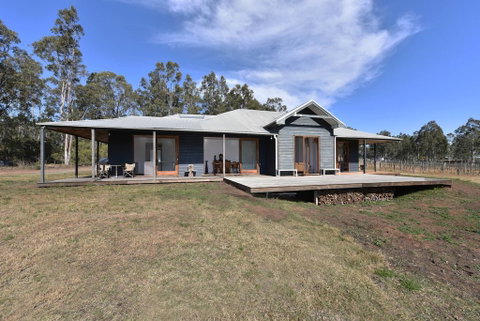 The Parson's Vineyard Retreat - Get Amongst The Vineyards In A Historic Home - C Tourism 3