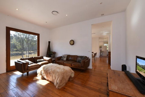 The Parson's Vineyard Retreat - Get Amongst The Vineyards In A Historic Home - C Tourism 2