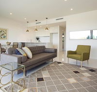 The Princess Bride - Executive 3BR Bulimba Apartment with Balcony in Central Location - C Tourism