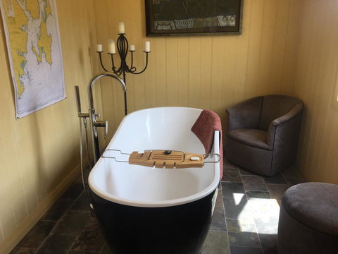 The Woolshed And Farmhouse Blue, Bruny Island - C Tourism 3