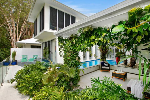 Tranquil Waters: Luxury Retreat In Oceans Edge - C Tourism 0