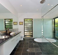 Trinity Beach Hideaway - C Tourism