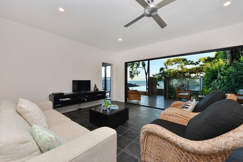 Trinity Beach Hideaway - C Tourism 1