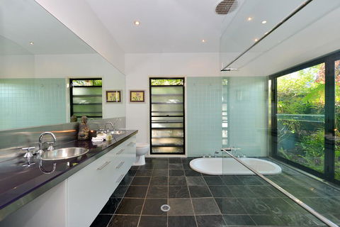 Trinity Beach Hideaway - C Tourism 0