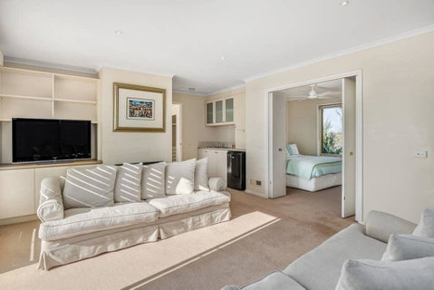 Tyrone Beach Retreat, VIEWS - C Tourism 3