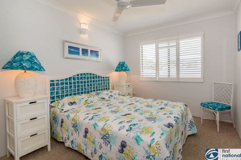 VIEWS VIEWS VIEWS! Front Top Floor Waterfront Unit - Chnook Apartments South Esp, Bongaree - C Tourism 2