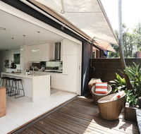 Walk to beach from this Stylish Bronte Oasis w AC wifi and free parking - C Tourism