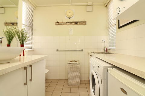 Colour Pop Fitzroy - 3 Bedroom Pet Friendly - C Tourism 18