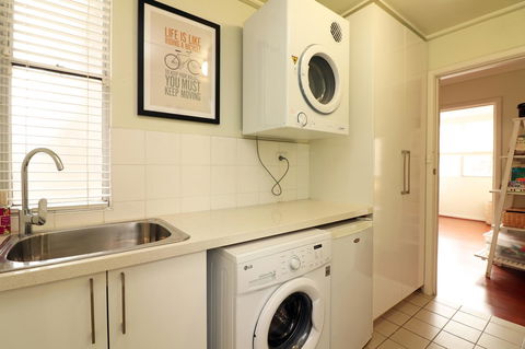 Colour Pop Fitzroy - 3 Bedroom Pet Friendly - C Tourism 19