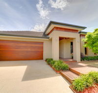 Newington Lakehouse - C Tourism