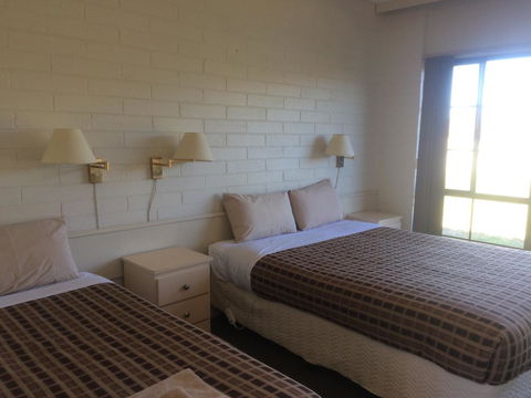 Ambassador Motor Inn - C Tourism 10