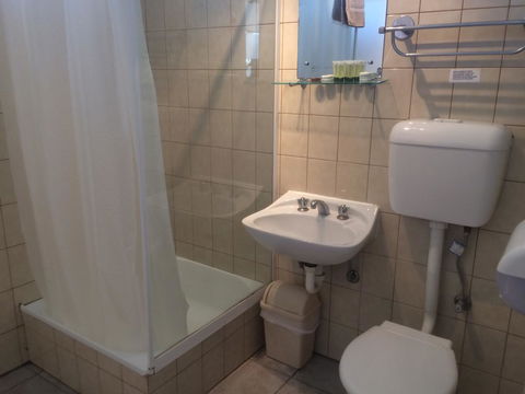 Ambassador Motor Inn - C Tourism 2