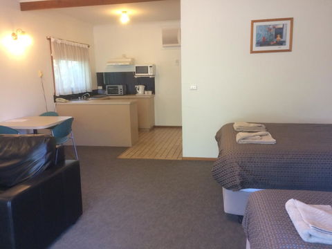 Ambassador Motor Inn - C Tourism 7