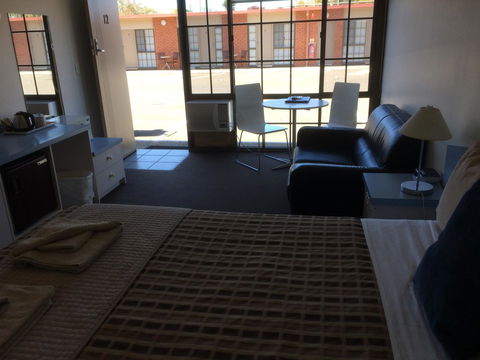 Ambassador Motor Inn - C Tourism 24