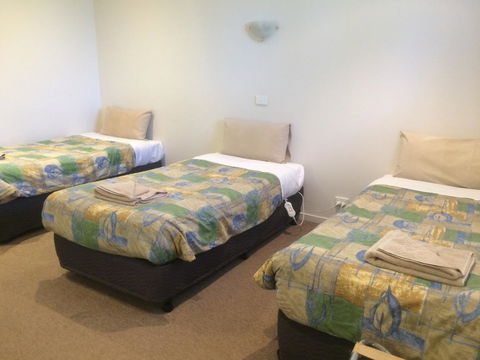 Ambassador Motor Inn - C Tourism 1