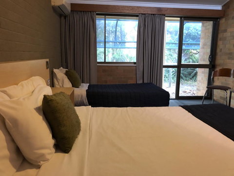 Bribie Island Hotel - C Tourism 19