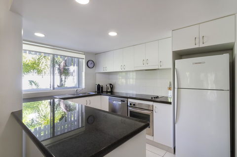 The White House Port Douglas - C Tourism 38