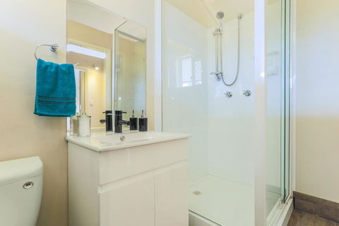 Bed & Breakfast 1 Bedroom Guest House - C Tourism 7