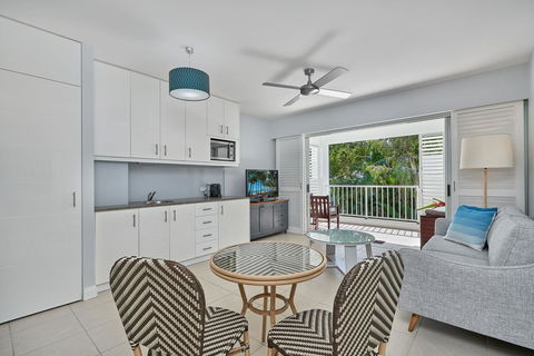 Palm Cove Paradise - Couples Spa Beach Getaway - C Tourism 0