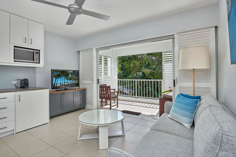 Palm Cove Paradise - Couples Spa Beach Getaway - C Tourism 11