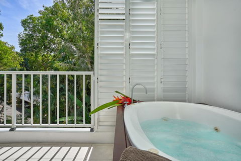 Palm Cove Paradise - Couples Spa Beach Getaway - C Tourism 3
