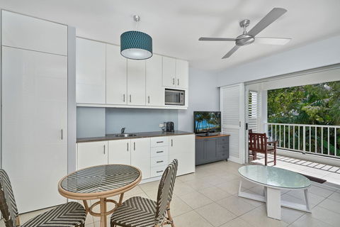 Palm Cove Paradise - Couples Spa Beach Getaway - C Tourism 9