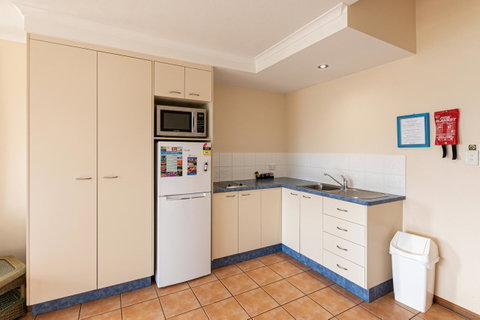 Sunlit Waters Studio Apartments - C Tourism 40