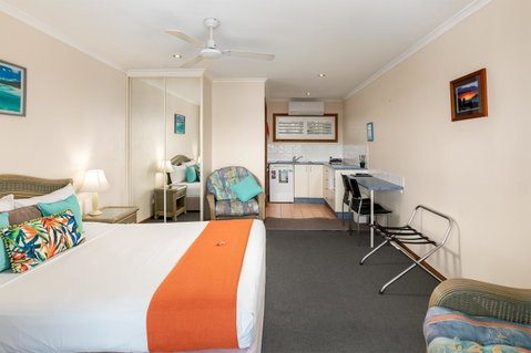 Sunlit Waters Studio Apartments - C Tourism 14