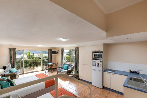 Sunlit Waters Studio Apartments - C Tourism 38