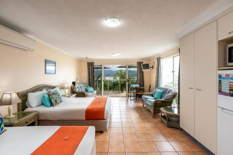 Sunlit Waters Studio Apartments - C Tourism 39
