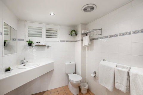 Sunlit Waters Studio Apartments - C Tourism 36