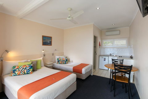 Sunlit Waters Studio Apartments - C Tourism 21