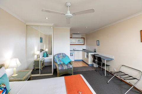 Sunlit Waters Studio Apartments - C Tourism 13