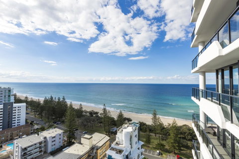 Boardwalk Burleigh Beach - Official - C Tourism 27
