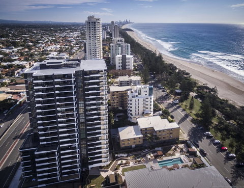 Boardwalk Burleigh Beach - Official - C Tourism 41