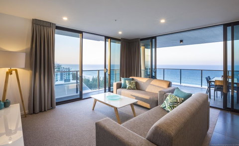 Boardwalk Burleigh Beach - Official - C Tourism 6