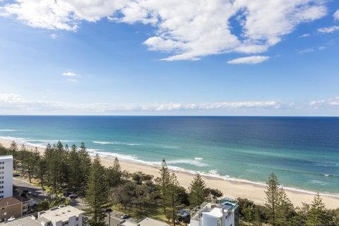 Boardwalk Burleigh Beach - Official - C Tourism 14