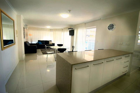 Grosvenor Beachfront Apartments Surfers Paradise - C Tourism 3
