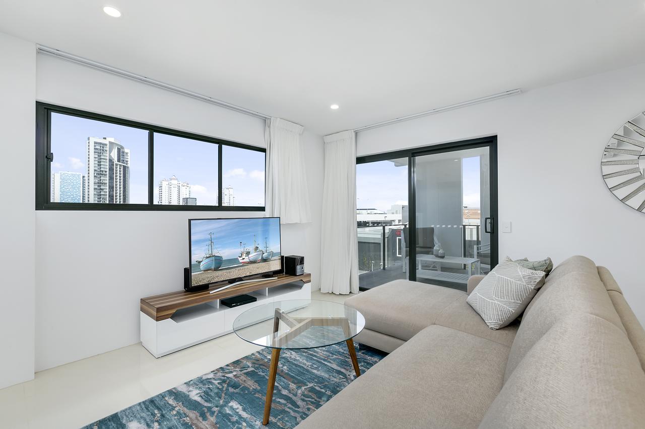 Broadbeach Waters QLD C Tourism