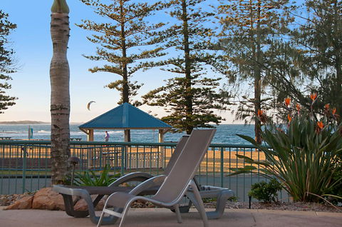 The Norfolks On Moffat Beach - C Tourism 12