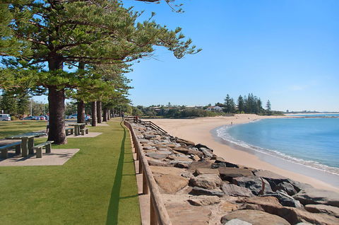 The Norfolks On Moffat Beach - C Tourism 9