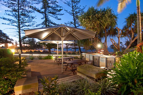 The Norfolks On Moffat Beach - C Tourism 21