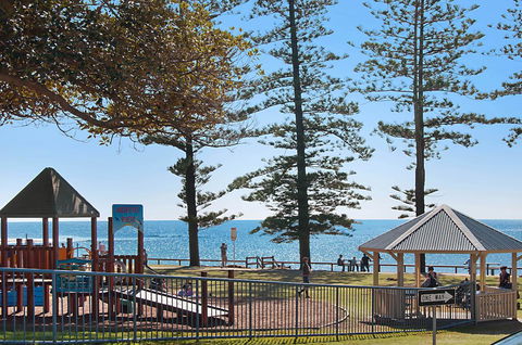 The Norfolks On Moffat Beach - C Tourism 11