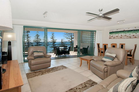 The Norfolks On Moffat Beach - C Tourism 29