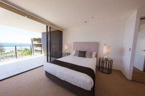 Ambience On Burleigh Beach - C Tourism 15